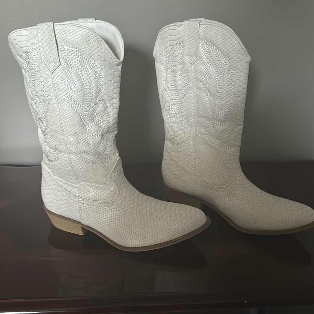 NWOT - Women’s White Cowboy Boots -size 8M
